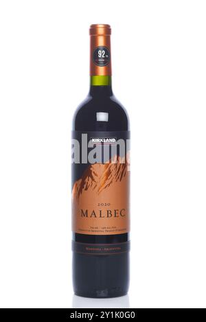 IRVINE, KALIFORNIEN - 6. SEPTEMBER 2024: Eine Flasche Kirkland Malbec aus Mendoza, Argentinien, ein Eigenlabel aus COSTCO. Stockfoto