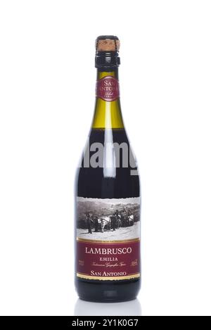 IRVINE, KALIFORNIEN - 6. SEPTEMBER 2024: Eine Flasche Lambrusco von der Weinkellerei San Antonio und der Familie Riboli. Stockfoto