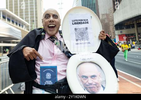 Sao Paulo, Brasilien. September 2024. Ein Teilnehmer hält einen Toilettensitz, der dem Bundesrichter Alexandre de Moraes ähnelt, während einer Kundgebung am Unabhängigkeitstag. Der ehemalige Präsident Bolsonaro hat seine Anhänger zu einer Kundgebung aufgerufen. Der ehemalige Staatschef soll sich gegen die Blockierung der Online-Plattform X im Land aussprechen. Quelle: Allison Sales/dpa/Alamy Live News Stockfoto