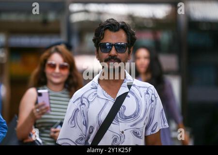 Kathmandu, Nepal. September 2024. Bollywood-Schauspieler Nawazuddin Siddiqui (Mitte) verlässt am 7. September 2024 die VIP-Lounge des Tribhuvan International Airport in Kathmandu, Nepal. Siddiqui kommt nach Kathmandu, um an der Premiere von Shambhala teilzunehmen, einem vom Berliner Filmfestival ausgewählten nepalesischen Film. Der 50-jährige Bollywood-Schauspieler tritt in einigen großen Filmen von Bollywood auf, darunter Black Friday (2004), New York (2009), Peepli Live (2010), Kahani (2012), Banden of Wasseypur (2012) und Banden of Wasseypur-2 (2012). Quelle: NurPhoto SRL/Alamy Live News Stockfoto