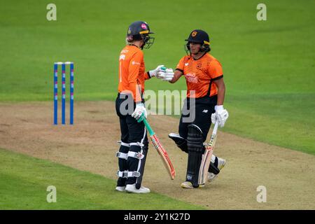 Southampton, Großbritannien. 7. September 2024. Georgia Adams (links) und Naomi Dattani von Southern Vipers während des Rachel Heyhoe-Flint Trophy Spiels zwischen Southern Vipers und Sunrisers im Utilita Bowl. Quelle: Dave Vokes/Alamy Live News Stockfoto