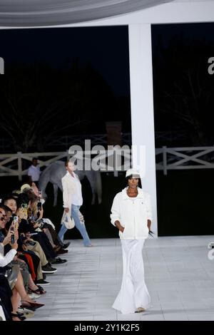 New York, USA. September 2024. Model Naomi Campbell spaziert auf der Ralph Lauren Fashion Show während der Frühjahr Sommer 2025 Collections Fashion Show auf der New York Fashion Week in Khalily Stables in Bridgehampton, NY am 5. September 2024. (Foto: Jonas Gustavsson/SIPA USA) Credit: SIPA USA/Alamy Live News Stockfoto