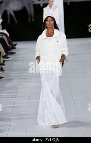 New York, USA. September 2024. Model Naomi Campbell spaziert auf der Ralph Lauren Fashion Show während der Frühjahr Sommer 2025 Collections Fashion Show auf der New York Fashion Week in Khalily Stables in Bridgehampton, NY am 5. September 2024. (Foto: Jonas Gustavsson/SIPA USA) Credit: SIPA USA/Alamy Live News Stockfoto