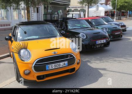 Rassemblement de Minis (Mini Gathering/Parade), Fort Mahon Plage, Côte Picarde, Somme, Hauts de France, La Manche, Frankreich, Europa Stockfoto