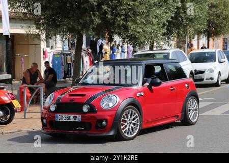 Rassemblement de Minis (Mini Gathering/Parade), Fort Mahon Plage, Côte Picarde, Somme, Hauts de France, La Manche, Frankreich, Europa Stockfoto