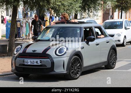 Rassemblement de Minis (Mini Gathering/Parade), Fort Mahon Plage, Côte Picarde, Somme, Hauts de France, La Manche, Frankreich, Europa Stockfoto