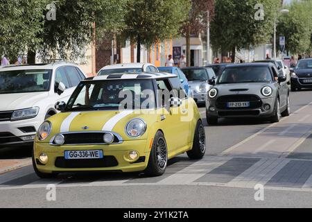 Rassemblement de Minis (Mini Gathering/Parade), Fort Mahon Plage, Côte Picarde, Somme, Hauts de France, La Manche, Frankreich, Europa Stockfoto