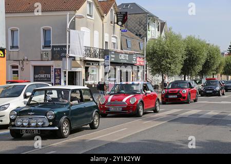 Rassemblement de Minis (Mini Gathering/Parade), Fort Mahon Plage, Côte Picarde, Somme, Hauts de France, La Manche, Frankreich, Europa Stockfoto