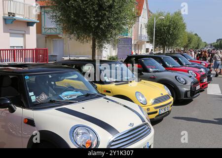 Rassemblement de Minis (Mini Gathering/Parade), Fort Mahon Plage, Côte Picarde, Somme, Hauts de France, La Manche, Frankreich, Europa Stockfoto