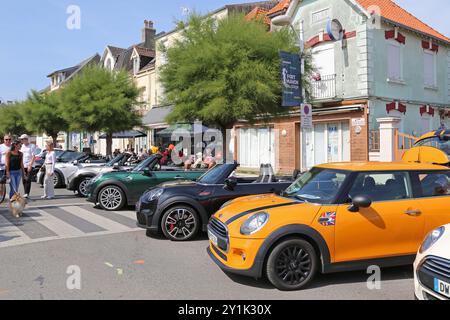 Rassemblement de Minis (Mini Gathering/Parade), Fort Mahon Plage, Côte Picarde, Somme, Hauts de France, La Manche, Frankreich, Europa Stockfoto