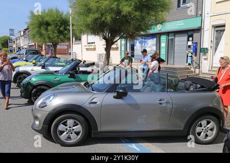 Rassemblement de Minis (Mini Gathering/Parade), Fort Mahon Plage, Côte Picarde, Somme, Hauts de France, La Manche, Frankreich, Europa Stockfoto