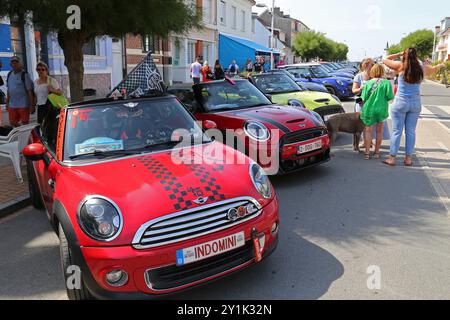 Rassemblement de Minis (Mini Gathering/Parade), Fort Mahon Plage, Côte Picarde, Somme, Hauts de France, La Manche, Frankreich, Europa Stockfoto