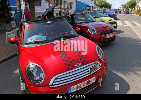 Rassemblement de Minis (Mini Gathering/Parade), Fort Mahon Plage, Côte Picarde, Somme, Hauts de France, La Manche, Frankreich, Europa Stockfoto