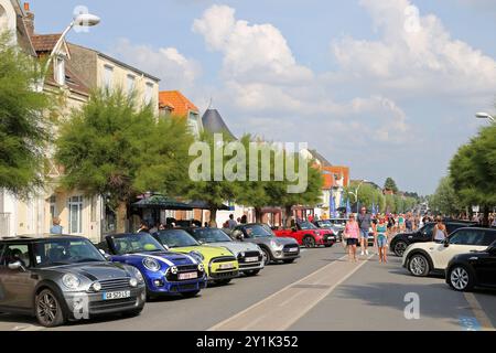 Rassemblement de Minis (Mini Gathering/Parade), Fort Mahon Plage, Côte Picarde, Somme, Hauts de France, La Manche, Frankreich, Europa Stockfoto