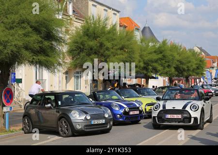 Rassemblement de Minis (Mini Gathering/Parade), Fort Mahon Plage, Côte Picarde, Somme, Hauts de France, La Manche, Frankreich, Europa Stockfoto