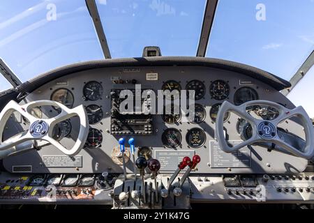 Alte Flugzeugkabine mit einer Verkleidung Stockfoto