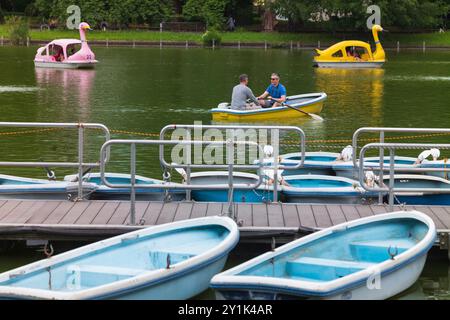 Tokio, Japan, 14. Juni 2024: Bootsrampen am Shinobazuno Pond im Ueno Park in Taito-ku, Tokio, bieten Ruderboote, Radboote und Schwanenboote wie gesehen Stockfoto