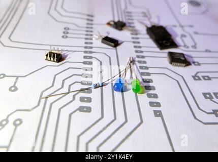 LEDs und Widerstände. Elektronische Komponenten auf dem Schaltplanhintergrund. Stockfoto