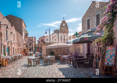 Areopoli, Griechenland - 26. Juni 2024: Blick auf die Kapetan Matapa St., die Hauptstraße der Altstadt mit Tavernen und Cafés. Areopoli ist eine Stadt Stockfoto