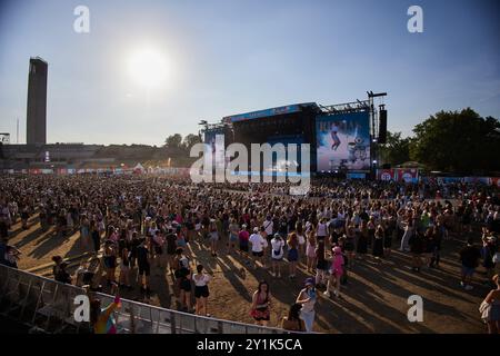 Berlin, Deutschland. September 2024. Tausende von Menschen feiern bei den Lollapalooza Festival Berlin zur Musik von Jeremias. Das US-Festival wurde 1991 von Perry Farrell, Leadsänger der Band Jane's Addiction, gegründet und feierte 2015 seine Europapremie am Tempelhofer Feld in Berlin. Seit 2018 findet sie auf dem Olympischen Gelände statt. Quelle: Jörg Carstensen/dpa/Alamy Live News Stockfoto