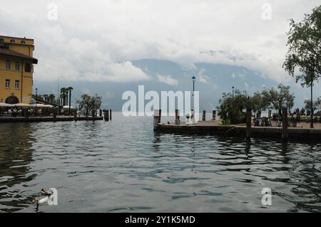 Rival del garda/Itlay/30 Mai 2024/ . Blick auf das italienische Rivra del garda und das Leben am gardasee und die italienische Stadt Riva del garda Itlay Stockfoto