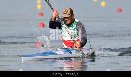 Paris, Frankreich. September 2024. Para Canoe. Paris 2024 Paralympics Olympisches Nautikstadion. Paris. Saeid Hosseinpoorzarouni (IRI) im Para Canoe Finals während der Paralympics 2024 in Paris im Olympischen Nautikstadion, Frankreich. Quelle: Sport In Pictures/Alamy Live News Stockfoto