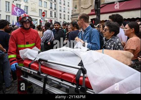 Paris, Frankreich. September 2024. Julien Mattia/Le Pictorium - Demonstration gegen emmanuel Macrons „Staatsstreich“. - 07/09/2024 - Frankreich/Ile-de-France (Region)/Paris - Feuerwehrmänner greifen während der Demonstration gegen Emmanuel Macrons Staatsstreich in Paris am 7. September 2024 ein. Quelle: LE PICTORIUM/Alamy Live News Stockfoto