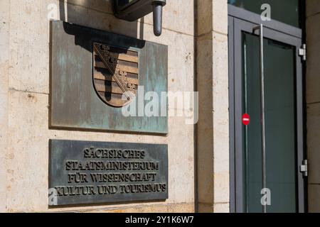 Sächsische Landesregierung das Schild des Sächsischen Staatsministeriums für Wissenschaft, Kultur und Tourismus ist an einer steinernen Fassade angebracht. Oberhalb der Inschrift befindet sich das Wappen des Freistaates Sachsen. *** Sächsische Landesregierung das Schild des Sächsischen Staatsministeriums für Wissenschaft, Kultur und Tourismus ist an einer Steinfassade angebracht oberhalb der Inschrift befindet sich das Wappen des Freistaates Sachsen 20240906-6V2A7817-M5000 Stockfoto