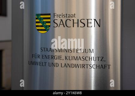 Sächsische Landesregierung das Schild des Staatsministeriums für Energie, Klimaschutz, Umwelt und Landwirtschaft des Freistaates Sachsen ist an einer metallischen Säule befestigt. Es zeigt das Wappen des Freistaates Sachsen oberhalb der Inschrift des Ministeriums. Dresden Innere Neustadt Sachsen Deutschland *** Sächsische Landesregierung das Schild des Staatsministeriums für Energie, Klimaschutz, Umwelt und Landwirtschaft des Freistaats Sachsen ist an einer Metallsäule befestigt es zeigt das Wappen des Freistaats Sachsen über der Inschrift des Ministeriums Dresden Innere Neustad Stockfoto