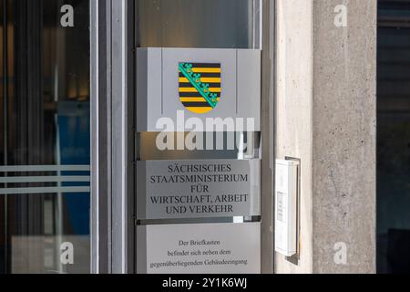 Sächsische Landesregierung das Schild des Sächsischen Staatsministeriums für Wirtschaft, Arbeit und Verkehr ist an der Fassade neben einem Eingang angebracht. Es zeigt das Wappen des Freistaates Sachsen oberhalb der Inschrift des Ministeriums. Dresden Innere Neustadt Sachsen Deutschland *** Sächsische Landesregierung das Zeichen des Sächsischen Staatsministeriums für Wirtschaft, Arbeit und Verkehr ist an der Fassade neben einem Eingang angebracht es zeigt das Wappen des Freistaats Sachsen über der Inschrift des Ministeriums Dresden Innere Neustadt Sachsen Deutschland 20240906-6V2A7856-M5000 Stockfoto