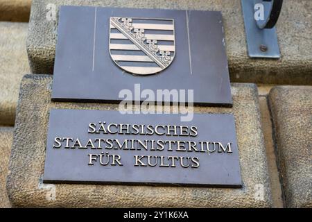 Sächsische Landesregierung das Schild des Sächsischen Staatsministeriums für Kultus ist an einer steinernen Wand befestigt. Es zeigt das Wappen des Freistaates Sachsen oberhalb der Inschrift des Ministeriums. Dresden Innere Neustadt Sachsen Deutschland *** Sächsische Landesregierung das Schild des Sächsischen Staatsministeriums für Kultur ist an einer Steinmauer befestigt es zeigt das Wappen des Freistaates Sachsen über der Inschrift des Ministeriums Dresden Innere Neustadt Sachsen Deutschland 20240906-6V2A7788-M5000 Stockfoto