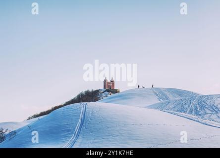 Blick auf den Kalvarienhügel in Banska Stiavnica während des eiskalten Winters. Hochwertige Fotos Stockfoto