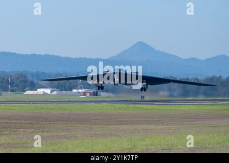 Ein B-2 Spirit-Tarnbomber der US Air Force startet am 29. August für eine Bomber Task Force-Mission auf der Royal Australian Air Force Base Amberley, Australien. Stockfoto
