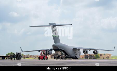 Mitglieder der US-Luftwaffe und der indischen Luftwaffe entladen Fracht von einem C-17 Globemaster III, der der Joint Base Lewis-McChord während Tarang Shakti 24 Ph. Zugewiesen wurde Stockfoto