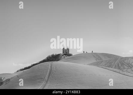 Banska Stiavnica, Slowakei - Februar 8,2023 : Blick auf den Kalvarienhügel in Banska Stiavnica während des eisigen Winters. Hochwertige Fotos Stockfoto