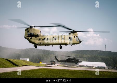 Fallschirmjäger der US-Armee, die der 173. Airborne Brigade zugeteilt sind, führen im Rahmen von e ein Kaltlasttraining auf UH-60 Blackhawk und CH-47 Chinook Hubschraubern durch Stockfoto