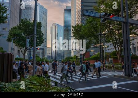 Tokio, Japan, 14. Juni 2024: Kommandanten gehen zur Arbeit in Shinagawa City. Eine kürzere Arbeitswoche wurde erstmals von der japanischen Regierung im 2021 Stockfoto