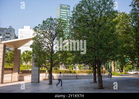 Tokio, Japan, 14. Juni 2024: Kommandanten gehen zur Arbeit in Shinagawa City. Eine kürzere Arbeitswoche wurde erstmals von der japanischen Regierung im 2021 Stockfoto