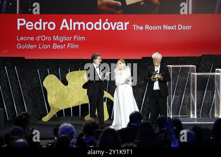 7. September 2024, Lido Di Venezia, Veneto, Italien: Regisseur PEDRO ALMODOVAR erhält während der Preisverleihung beim 81. Internationalen Filmfestival Venedig in Lido di Venezia, Italien den GOLDENEN LÖWEN-Preis für den besten Film (Foto: © Mickael Chavet/ZUMA Press Wire) NUR ZUR REDAKTIONELLEN VERWENDUNG! Nicht für kommerzielle ZWECKE! Stockfoto