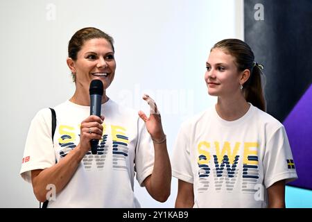 Paris, Frankreich. September 2024. PARIS, FRANKREICH 20240907 Kronprinzessin Victoria und Prinzessin Estelle während eines Empfangs mit dem schwedischen Team in der schwedischen Botschaft in Frankreich während der Paralympics in Paris. 7. September 2024. Foto: Christine Olsson/TT/Code 10430 Credit: TT News Agency/Alamy Live News Stockfoto