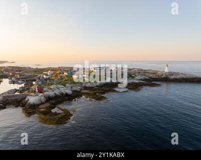 Ein Blick aus der Vogelperspektive auf das malerische Fischerdorf Peggy's Cove mit farbenfrohen Häusern in der zerklüfteten Felsenlandschaft. Stockfoto