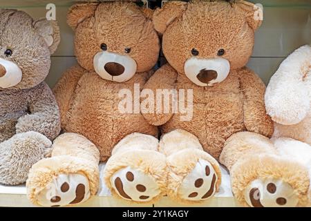 Große braune Teddybären im Supermarkt. Die Welt der Kindheit Stockfoto