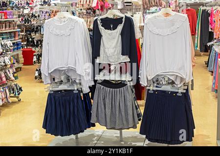 Schuluniform für Mädchen und Jungen in der Schulabteilung im Supermarkt. Zurück zur Schule Stockfoto