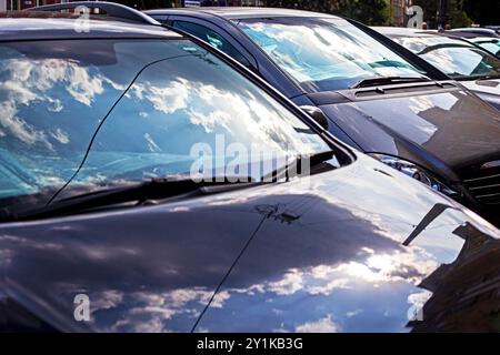 Nahaufnahme des Parkplatzes an einem bewölkten Tag Stockfoto