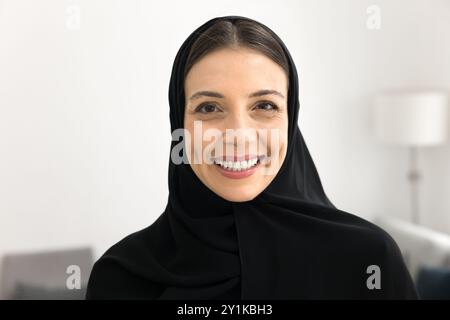 Fröhlich schöne junge arabische Frau, die in die Kamera schaut Stockfoto