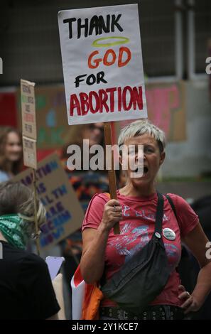 London, England, Großbritannien. September 2024. Ein Gegenprotestierender hält zu Beginn der Pro-Life-Kundgebung ein Schild mit der Aufschrift „Gott sei Dank für die Abtreibung“. Pro-Life-Unterstützer kommen zusammen und marschieren durch Westminster in London und behaupten, Abtreibung sei Mord und sollte nicht als Gesundheitsfürsorge bezeichnet werden. Die Gegenprotestierenden versammelten sich auch, um die Wahlfreiheit zu fordern. (Kreditbild: © Martin Pope/ZUMA Press Wire) NUR REDAKTIONELLE VERWENDUNG! Nicht für kommerzielle ZWECKE! Stockfoto