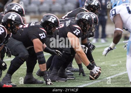 Ottawa, Kanada. September 2024. Ottawa Redblacks Offensive Line bereitet sich auf den Snap während des CFL-Spiels zwischen den Toronto Argonauts und Ottawa Redblacks vor, das im TD Place Stadium in Ottawa, Kanada, ausgetragen wird. Daniel Lea/CSM/Alamy Live News Stockfoto