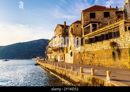 Häuser an der Küste des Dorfes Komiza, Insel Vis, Kroatien Stockfoto