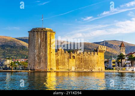 Außenansicht der Burg Kamerlengo aus dem 15. Jahrhundert (Kula Kamerlengo) bei Sonnenuntergang in Trogir, Kroatien Stockfoto