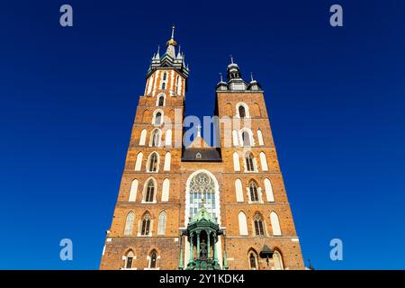 Die Marienkirche (Kościół Mariacki) auf dem Marktplatz (Rynek Glowny) von Krakau, Polen Stockfoto